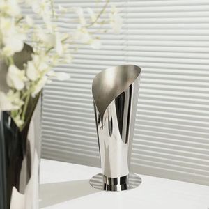 Jarrón de metal ideal para mejorar la estética de la habitación mediante elementos florales decorativos que añaden profundidad visual y textura. - Product Image 1