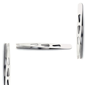 Pinza Profesional para Cejas Raayin Impex de Acero Inoxidable con Punta Inclinada y Etiqueta Personalizada para Recortar Cejas - Product Image 6