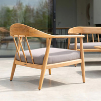 Chaise longue en teck de haute qualité, finition couleur naturelle, avec coussin, pour intérieur/extérieur, idéale pour hôtel, salon, chambre.