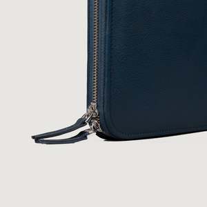 Organisateur de sac souple en cuir bleu nuit classique pour homme - Product Image 2