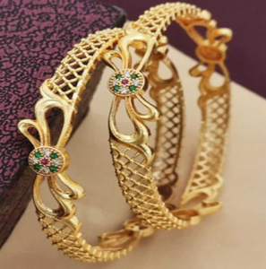 กำไลทองเหลืองที่ออกแบบอย่างหรูหราพร้อมด้วยลวดลายดอกไม้สีดำและกระจุกหินสีขาวและสีแดงขนาดเล็กในราคาขายส่ง - Product Image 2