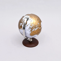 Globe terrestre élégant au design moderne, en métal poli plaqué or, avec globe rotatif pour la décoration de table et l'éducation artistique