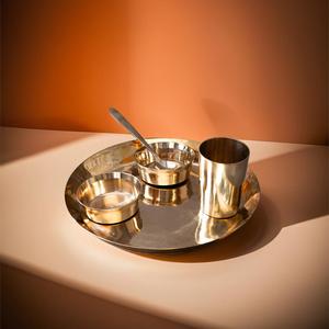 Élégant ensemble d'assiettes à dîner Kansa de cinq pièces Vaisselle traditionnelle en métal Bell pour tous les jours et les repas de fête - Product Image 3