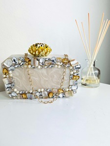 Elegante bolso de mano de resina hecho a mano con perla y correa de cadena de la India para bodas nupciales y fiestas nocturnas - Product Image 3