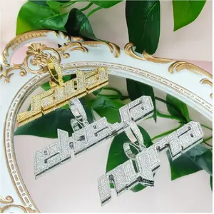 Colgante Personalizable con Nombre, Letra Elegante con Incrustaciones y Moissanita, Plata de Ley 925 con Revestimiento Antideslustre, Opciones en Plata/Oro - Product Image 1