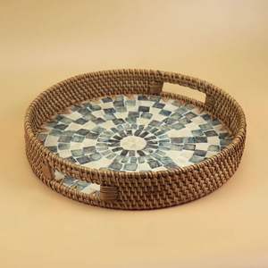 Incrustation de nacre personnalisée en gros faite à la main Capiz avec plateau de service rond en rotin multicolore d'Inde - Product Image 6