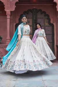 Impresionante Festival Lehenga Choli con bordado pesado de lentejuelas e hilo de trabajo perfecto para bodas y celebraciones tradicionales - Product Image 4