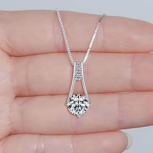 Collar con Colgante de Moissanita Trapecio con Pavé Francés, Plata de Ley, Perla Negra, Original Certificada, 6.5mm, 1 Quilate, Color D, Claridad VVS1 - Product Image 2