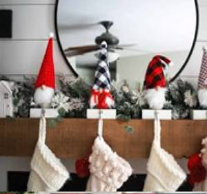 Santa en trineo soporte para medias, repisa de chimenea de Navidad festiva, decoración navideña. Disponible a precios mayoristas. - Product Image 3