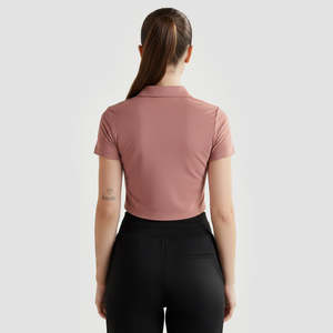 Camiseta Ajustada con Cuello Deportivo en Rosa Polvoriento, Transpirable y de Corte Corto - Product Image 2