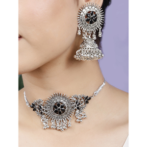 Conjunto de Joyería de Moda GS con Flor Redonda Negra en el Centro, Gargantilla Elegante con Diseño Estilizado - Product Image 4