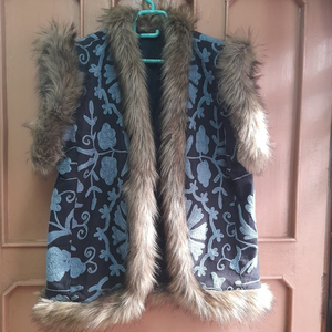 Suzani Afghani-Chaqueta bordada con detalles de piel - Product Image 1