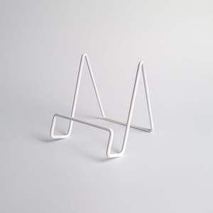 Elegante soporte de placa metálica de hierro hecho a mano diseñado con curvas decorativas para arreglos de placa o bandeja interior de lujo - Product Image 3