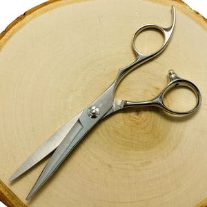 Ciseaux de coupe de cheveux professionnels en acier inoxydable réutilisables faits à la main pour une utilisation en salon avec logo personnalisé imprimé meilleurs outils de barbier - Product Image 4