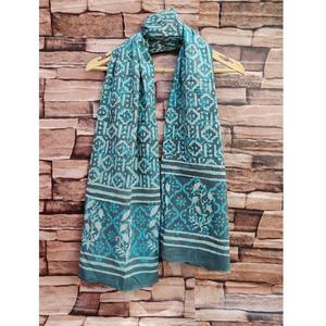 Exclusiva estola de algodón Mul Mul con diseños tradicionales Dabu hechos a mano, perfecta para añadir un toque artístico a cualquier espacio. - Product Image 4