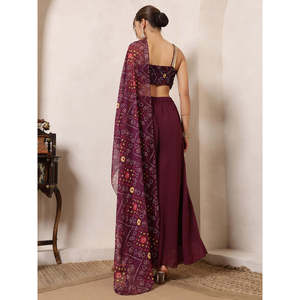 Conjunto coordinado indo-occidental para mujer, de tela de gasa, con estampado Bandhani color vino, top corto con dupatta adjunto y sharara con paneles. - Product Image 4