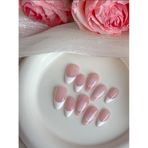 Ongles press-on classiques à courbes élégantes pour les passionnés de nail art - Product Image 1