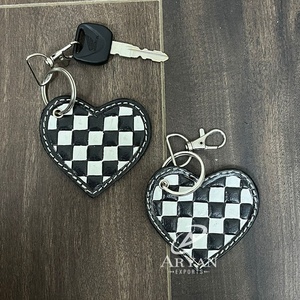 Porte-clés élégant en cuir travaillé à la main, motif damier noir et blanc, porte-clés de voiture, breloque de sac, accessoire de mode, cadeau pour femmes - Product Image 1