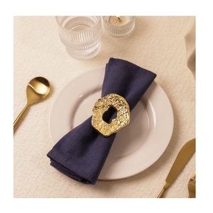 Anneaux de serviette en métal doré et ivoire, porte-serviettes sculptés dorés et ivoire pour mariage et occasions spéciales - Product Image 1