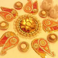 Porte-bougie Rangoli vibrant en aluminium avec fleurs artificielles écologiques – Collection AARNA – Décorations traditionnelles indiennes pour la maison