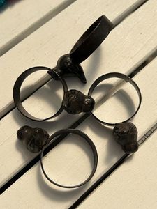 Ensemble exclusif de ronds de serviette en fer noir pour les arrangements de table rustiques et la décoration de salle à manger d'inspiration vintage. - Product Image 4