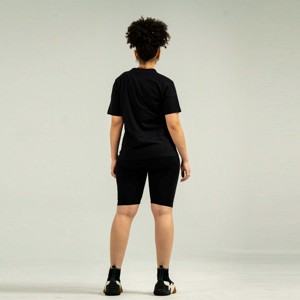Conjunto de camiseta y pantalones cortos de motorista de dos piezas para mujer: ropa deportiva cómoda y elegante perfecta para ropa informal y trajes de verano - Product Image 2