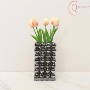 Vase à fleurs en métal artisanal avec un design artistique, parfait pour ajouter de l'élégance et du charme aux espaces intérieurs - Product Image 2