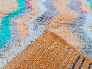 Tapis de couloir marocain multicolores modernes tissés à la main avec pompon Tapis de couloir en peluche au design berbère pour la décoration intérieure - Product Image 2