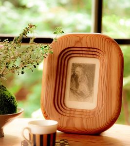 Cadre photo en bois classique pour la maison, conçu pour l'affichage quotidien de souvenirs, salon, chambre à coucher, bureau, table, étagère - Product Image 1