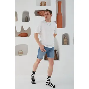 Chaussettes de sport imprimées cercles noirs et blancs de haute qualité, logo personnalisable, impression numérique, antibactériennes, résistantes à la transpiration pour l'automne - Product Image 3