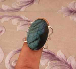 แหวนพลอยลาบราโดไรต์สีน้ำเงินไฟ ตัวเรือนเงินแท้ 925 แบบคลาสสิก เหมาะสำหรับงานปาร์ตี้ - Product Image 1