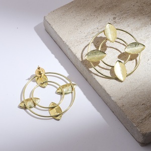 ต่างหูทรงวงกลมใบไม้ ดีไซน์ที่ได้แรงบันดาลใจจากธรรมชาติ เครื่องประดับที่มีสไตล์สำหรับผู้หญิง เหมาะสำหรับการสวมใส่ในชีวิตประจำวันและโอกาสพิเศษ - Product Image 2