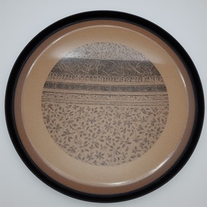 Placa de cargador de resina de encaje perla dorada con detalles de borde similar a un encaje para arreglos de mesa nupcial y fiestas de té de lujo - Product Image 3