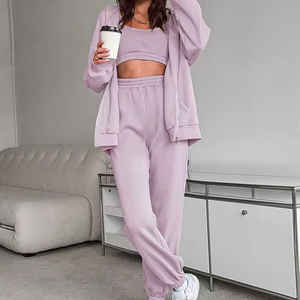 ชุดเซ็ต 3 ชิ้นสำหรับผู้หญิง ลายโลโก้แบบกำหนดเอง เสื้อฮู้ดแขนสั้นแบบสวม ผ้าทึบ เสื้อกล้าม และกางเกงขายาว - Product Image 6