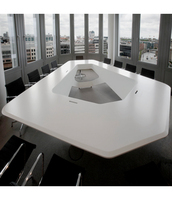 Explorez le mobilier de bureau personnalisé dans le design de table de conférence à surface solide CORIANS de Dubaï