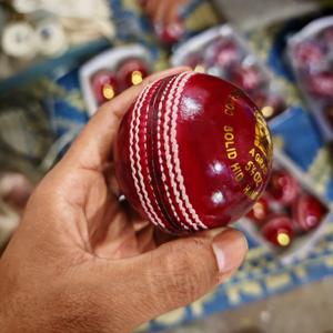 Ballon de cricket officiel en cuir rouge cousu à la main - Product Image 1