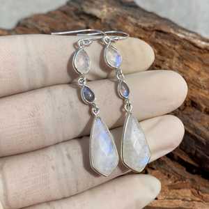 Pendientes colgantes de piedra lunar natural, plata de ley 925, 1.2 pulgadas de largo, hechos a mano, joyería de moda, regalo para mujeres y hombres - Product Image 1
