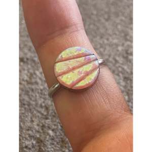 Anillo Navajo de Moda con Ópalo y Plata de Ley, Engaste en Oro Rosa y Plata, Talla 6.25, Técnica de Incrustación, Piedras Preciosas Naturales - Product Image 2