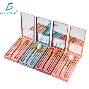 Ensemble professionnel de 5 pinceaux de maquillage avec poils synthétiques doux et complets pour le visage et les lèvres, 13 pièces par ensemble avec étui - Product Image 1