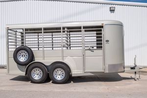 Remorque agricole de qualité supérieure à vendre, 14 pieds, trois essieux, capacité totale de 3500 kg, avec portes centrales amovibles. - Product Image 5