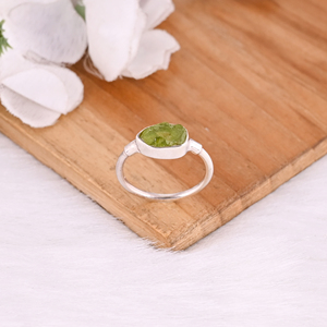 แหวนพลอยเพอริดอตหยาบจากธรรมชาติเงินสเตอริ925แฮนด์เมดของขวัญครบรอบเครื่องประดับแบบวางซ้อนกันได้ - Product Image 4