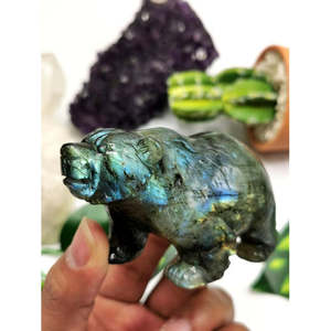 Sculpture d'ours en labradorite - Magnifique sculpture artisanale en pierre noire arc-en-ciel - Product Image 4