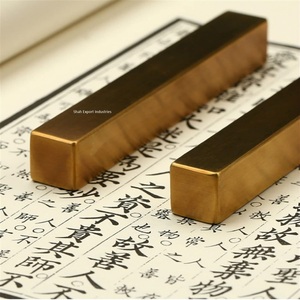 Peso de papel de mesa metálico dorado de latón de forma cuadrada hecho a mano para decoración de escritorio de hogar y oficina Peso de papel - Product Image 3