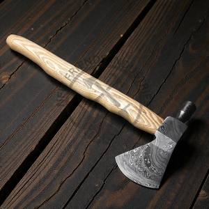 Hacha Tomahawk de Acero de Damasco Hecha a Mano para Camping con Mango de Madera de Fresno y Funda, Hacha de Batalla Forjada de Alta Calidad para Uso en Exteriores - Product Image 3