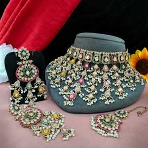 Sutil lujo elegante toque detallado perlas mínimas y piedras Kundan Maang Tikka collar conjunto de joyería delicada de moda - Product Image 1