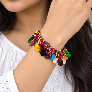 Bracelet extensible en perles turquoise avec accents argentés et disques vert foncé, bijoux bohèmes faits à la main en pierres précieuses pour femmes - Product Image 2