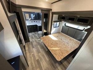 Meilleure vente : Remorque de camping d'occasion 2023 C-o-a-c-h-m-e-n B-r-o-o-k-s-t-o-n-e 344F-L à vendre - Product Image 3