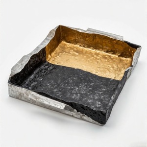 Bandeja rectangular Opulent Rise hecha de aluminio con asas laterales audaces para una decoración moderna y mesas formales - Product Image 4