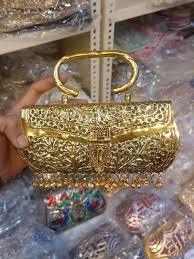 Bolso de mano de metal estilo latón para mujer, bolso de lujo para bodas y fiestas con correa de cadena, hecho artesanalmente en India por HAND MADE CRAFT - Product Image 5