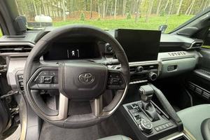 LISTO PARA ENVIAR, TOYOTA TACOMA TRAILHUNTER 2025, Doble Cabina, 4x4, Híbrido Turbo de 4 Cilindros, Volante a la Derecha/Izquierda - Product Image 3